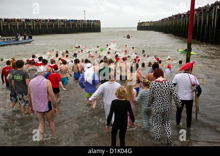 Bridport, Dorset, Regno Unito. Il 26 dicembre 2012. 120 partecipanti hanno preso parte all'ottavo "West Bay sguazzi" Foto Stock