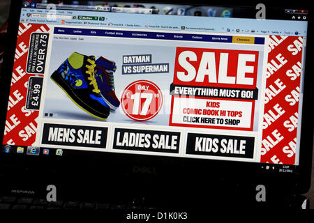 Regno Unito Boxing Day mercoledì 26 dicembre 2012. Evitando le code ai negozi, ma approfittando delle vendite, shopping online nel comfort di casa con SportsDirect. Foto Stock