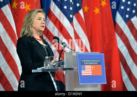 Il Segretario di Stato americano Hillary Rodham Clinton trasportare la chiusura di commento alla chiusura degli STATI UNITI Cina strategico ed economico incontro di dialogo 10 Maggio 2011 a Washington, DC. Foto Stock