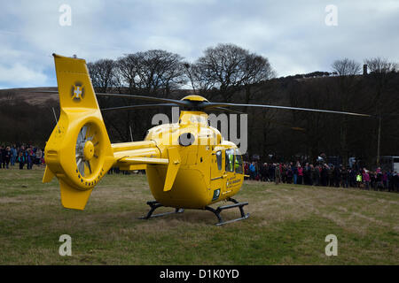 G-NWEM. Eurocopter EC135T2 a Horwich vicino a Bolton, Lancashire mercoledì 26 dicembre, 2012: Nord Ovest Air Ambulance carità elicottero assiste feriti spettatore femminile, che era stato preso a calci in testa da un cavallo, in un campo in Rivington dove la caccia Holcombe riuniti per un Boxing Day evento. Foto Stock