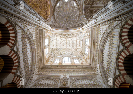 La Moschea di Cordova cattedrale (la Mezquita) interni, attraversando la cupola nervata e soffitto a volta del transetto a Cordoba, Spagna. Foto Stock