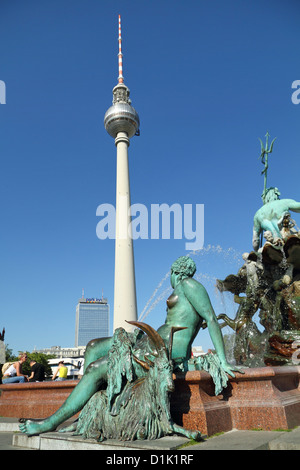 La fontana di Nettuno e la torre della televisione su Alexanderplatz di Berlino, Germania Foto Stock