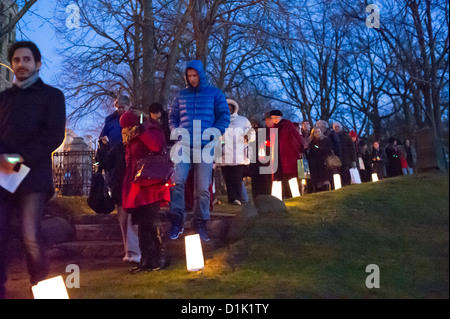 I membri della Chiesa di intercessione, e i visitatori in una processione verso la tomba di Clement Clarke Moore Foto Stock