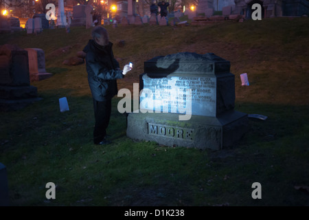 Visitatori presso la tomba di Clement Clarke Moore nella Chiesa della Trinità il cimitero e il mausoleo nella Upper Manhattan a New York Foto Stock