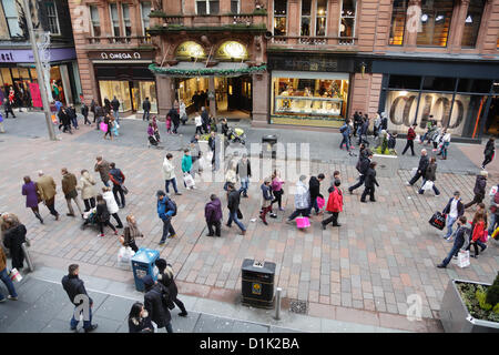 Buchanan Street, Glasgow, Scozia, Regno Unito, mercoledì, 26 dicembre, 2012. Le persone che acquistano al Boxing Day sales nel centro della città accanto alla Argyll Arcade Foto Stock