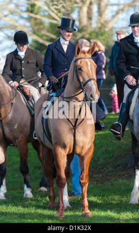 Mercoledì 26 dicembre 2012. Gemma (GEMS) McCormick, maestro di Cottesmore Hunt, corse in slitta laterale per la boxe tradizionale giorno si incontrano a Cutts vicino a Oakham, Rutland Foto Stock