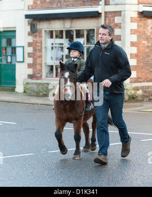 Mercoledì 26 dicembre 2012. La suoneria Cottesmore incontrare per la loro tradizionale Boxing Day si incontrano a Cutts vicino a Oakham, Rutland Foto Stock