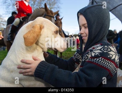 Mercoledì 26th dicembre 2012. Un giovane sostenitore della Cottesmore Hunt al loro tradizionale giorno di Santo Stefano si incontra a Cutts Close a Oakham, Rutland Foto Stock