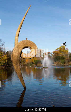 Skyscrapper, fieno organico sculture di Erno Bartha, Victoria Park, East London, Regno Unito. Foto Stock