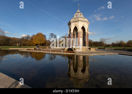 Victoria Fontana, un elaborato fontanella, donati da Angela Burdett Coutts nel 1862, Victoria Park, Londra, Inghilterra, Regno Unito. Foto Stock