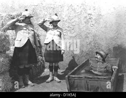 Wir sind Vom Schottischen Infantrie-Regiment Bonnie Scotland Oliver Hardy, Stan Laurel, James Finlayson.Caption locale *** Foto Stock