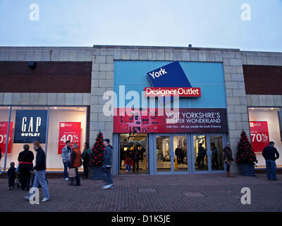 Facciata di York Designer Outlet, York, North Yorkshire, Inghilterra, Regno Unito il Boxing Day, 26 dicembre 2012 mostra segni di sconto. Migliaia di canzoni-cacciatori gregge ai centri commerciali attraverso il Regno Unito il Boxing Day nel tentativo di agguantare un offerta o un sacco un affare. Foto Stock