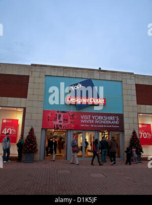 Facciata di York Designer Outlet, York, North Yorkshire, Inghilterra, Regno Unito il Boxing Day, 26 dicembre 2012 mostra segni di sconto. Migliaia di canzoni-cacciatori gregge ai centri commerciali attraverso il Regno Unito il Boxing Day nel tentativo di agguantare un offerta o un sacco un affare. Foto Stock