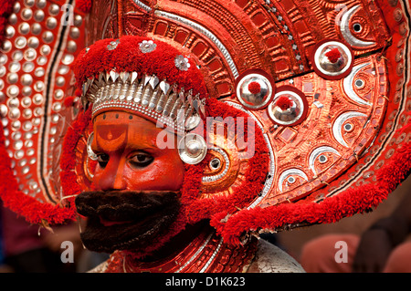 Theyyam esecutore durante la tradizionale cerimonia Indù in Kerala, India Foto Stock