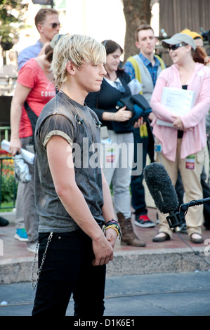 Ross Lynch "Austin & alleato" stella aspetto presso il Disneyland Resort, Anaheim, California USA Foto Stock