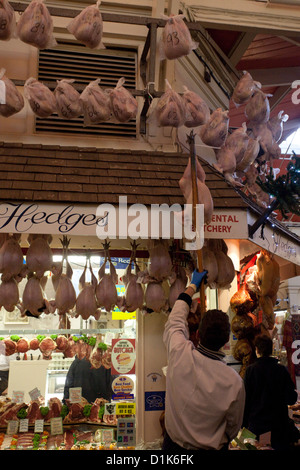 Macellerie appendere i tacchini in oxford mercato coperto a natale Foto Stock