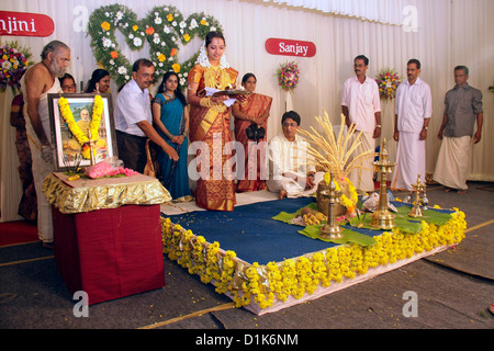 Sposa che arrivano con thalam in mano sul palco durante un indiano nozze indù o il Kerala indù cerimonia di nozze,Kerala, India Foto Stock