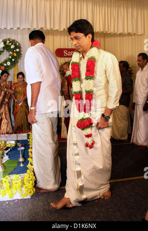 Sposa e lo sposo tenendo round di mandapam durante un indiano nozze indù o kerala nozze indù, Kerala, India del sud,asia Foto Stock