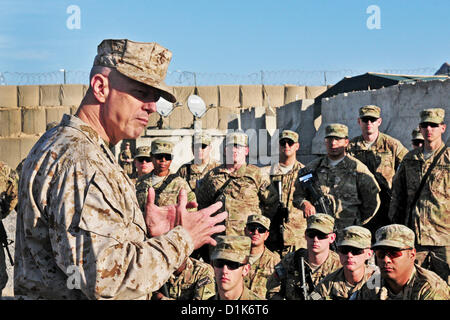 Generale americano John R. Allen, la forza internazionale di assistenza alla sicurezza commander, visite di soldati a combattere avamposto Jannat 25 dicembre 2012 vicino a Kandahar, Afghanistan. Foto Stock