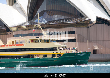 Il traghetto per il porto di Sydney MV Narrabeen passa davanti al teatro lirico di sydney sul porto di Sydney, NSW, Australia Foto Stock