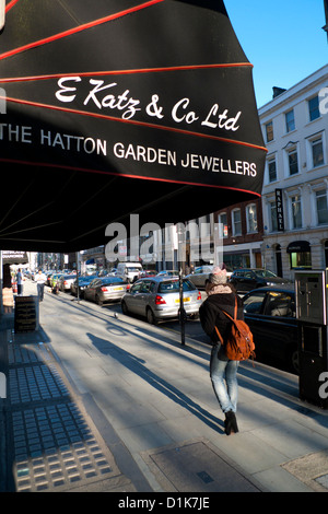 Una donna che cammina passato E Katz & Co Ltd gioiellerie store in Hatton Garden Londra CE1 Foto Stock