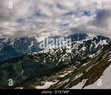 Giugno 30, 2012 - Girdwood, Alaska, USA - le imponenti cime innevate del Chugach Mountain Range, incorniciato dalle spettacolari formazioni di nubi, salire al di sopra della valle Girdwood fotografati da Mt Alyeska, in Girdwood, Alaska, 27 miglia (44 km) da Anchorage. (Credito Immagine: © Arnold Drapkin/ZUMAPRESS.com) Foto Stock