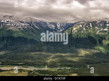 Giugno 30, 2012 - Girdwood, Alaska, USA - le imponenti cime innevate del Chugach Mountain Range, incorniciato dalle spettacolari formazioni di nubi, salire al di sopra della valle Girdwood fotografati da Mt Alyeska, in Girdwood, Alaska, 27 miglia (44 km) da Anchorage. (Credito Immagine: © Arnold Drapkin/ZUMAPRESS.com) Foto Stock