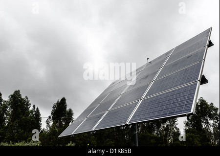 Pannelli solari su un nuvoloso giorno Foto Stock