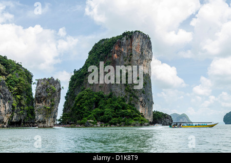 Scogliere calcaree di Isola di James Bond o Ko Antonello Kan e barche longtail visto dalla barca. Foto Stock