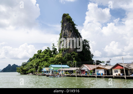 Ko Panyi musulmano stilt village con scogliere calcaree e cumulus nubi in Ao Phang-Nga Parco Nazionale Marino nel sud della Thailandia Foto Stock