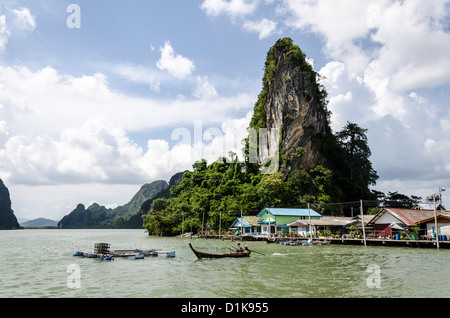 Ko Panyi musulmano stilt village con scogliere calcaree e longtail barche in Ao Phang-Nga Parco Nazionale Marino nel sud della Thailandia Foto Stock