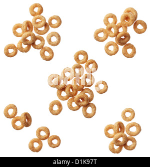 Cheerios cereale isolati su sfondo bianco Foto Stock