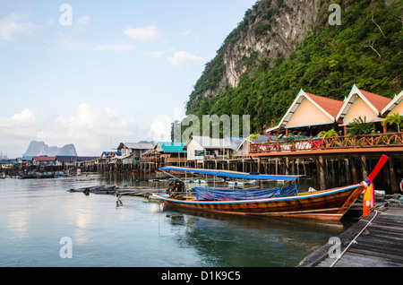 Ko Panyi musulmano stilt village e longtail barche all'alba dalla rupe in Ao Phang-Nga Parco Nazionale Marino nel sud della Thailandia Foto Stock