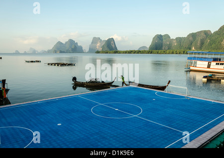 Floating al campo di calcio a Ko Panyi musulmano stilt village con Ao Phang-Nga il Parco Marino Nazionale in background nel sud della Thailandia Foto Stock