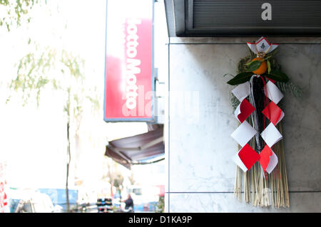 Dicembre 27, 2012, Tokyo, Giappone - Shimekazari è fatta di Sacro Corde di paglia chiamato 'shimenawa' per allontanare gli spiriti maligni durante il nuovo anno stagione. Giapponese Nuovo Anno decorazioni vengono rimossi e masterizzati su Gennaio 7th. (Foto di Yumeto Yamazaki/AFLO) Foto Stock