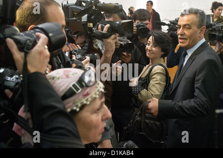 MK Ms. Hanin Zuabi (Balad party) viene floccata dai giornalisti come lei entra l Alta Corte di giustizia di ricorso squalifica per le imminenti elezioni grazie alla partecipazione nel bagno turco IHH flottiglia a bordo della Mavi Marmara. Gerusalemme, Israele. 27-Dec-2012. Arab MK Ms. Hanin Zuabi (Balad party) ricorsi elezione squalifica dalla Knesset elezioni centrale Comitato prima dell Alta Corte di giustizia prima di un pannello esteso di nove giudici presieduta dalla Corte Suprema di Cassazione Presidente Asher Grunis. Foto Stock