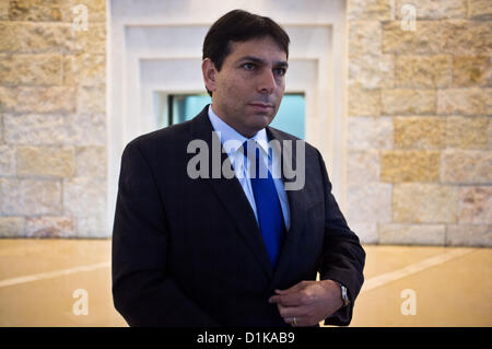 MK Danny Danon (Likud-Betenu Party), prima di audizione di Zuabi il ricorso all Alta Corte di giustizia: 'Zuabi il luogo non è alla Knesset. Il suo posto è in carcere". Gerusalemme, Israele. 27-Dec-2012. Arab MK Ms. Hanin Zuabi (Balad party) ricorsi elezione squalifica dalla Knesset elezioni centrale Comitato prima dell Alta Corte di giustizia prima di un pannello esteso di nove giudici presieduta dalla Corte Suprema di Cassazione Presidente Asher Grunis. Foto Stock