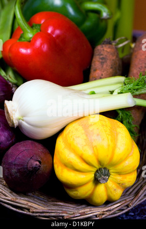 Verdure fresche in un trug. Foto Stock