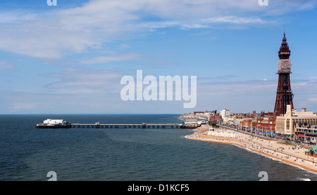 Vista aerea della Torre di Blackpool e rifatti il lungomare Foto Stock