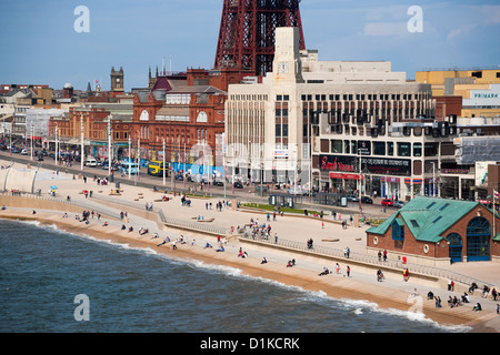 Vista aerea del lungomare di Blackpool dopo la riqualificazione del muro del mare Foto Stock