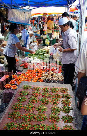 Stallo vegetali a Kuching domenica mattina mercato Foto Stock