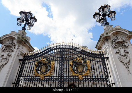 Londra, Inghilterra - Giugno 30th, 2012: il bianco e nero e oro cancelli anteriore della facciata orientale del Palazzo di Buckingham Foto Stock