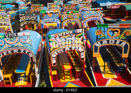 Trajineras sul canale di Xochimilco - Città del Messico DF Foto Stock