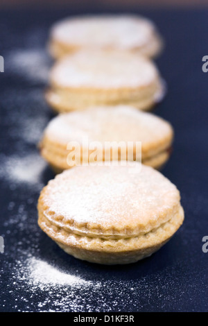 Pane appena sfornato, tritare la torta su un servente di ardesia piastra. Foto Stock