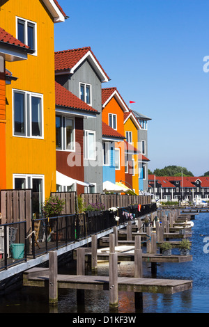 Molo di colorate case in stile scandinavo in prossimità dell'acqua Foto Stock