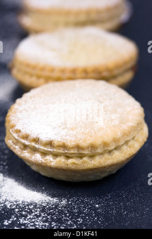 Pane appena sfornato, tritare la torta su un servente di ardesia piastra. Foto Stock