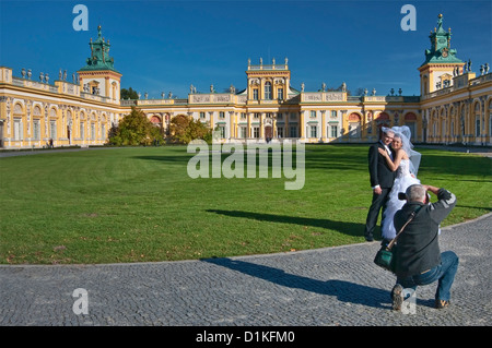 Fotografare la sposa e lo sposo al cortile del palazzo di Wilanów a Varsavia, Polonia Foto Stock