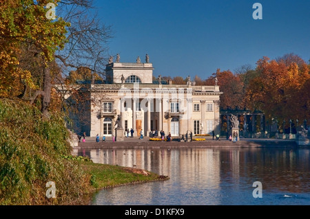 Lazienki Palace oltre il Lago di Lazienki a Varsavia, Polonia Foto Stock