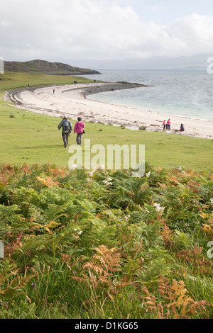 Le persone sulle spiagge coralline; Waternish; Isola di Skye; Scozia - UK Foto Stock