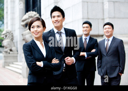 Fiducioso team aziende cercando di visualizzare all'aperto, Hong Kong Foto Stock